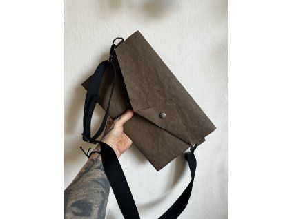 Papírová crossbody asymetric // chocolate