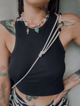 Láska z lana na první dotek.⁠ 🪢 Tenhle uzel drží stejně pevně jako tvoje plány na útěk za dobrodružstvím. Minimalistická...