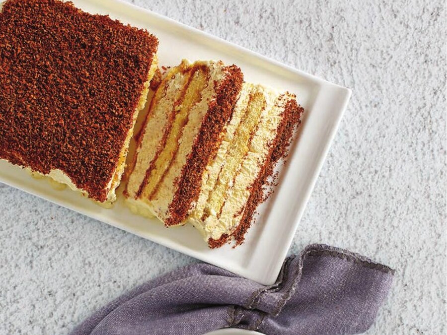 Keto tiramisu z knihy Keto pečivo – vrstvený dort s krémem, nakrájený na porce