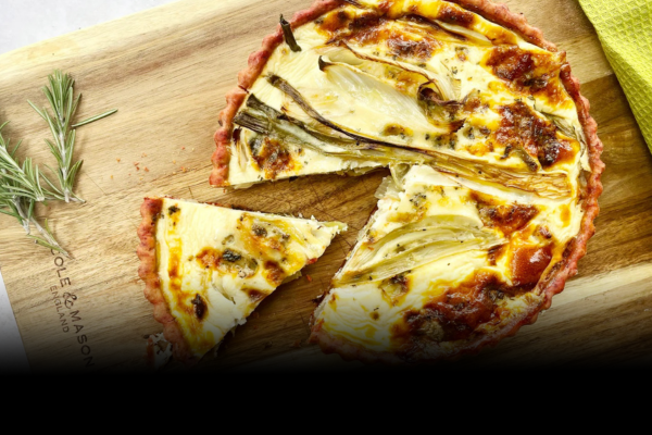 Jarní recept: Quiche s cibulkou, fenyklem a červenou řepou