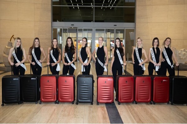 Ignaz Rösler vybavuje finalistky Miss Czech Republic 2025 kufry Victorinox