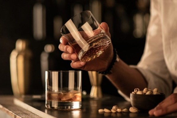5 ikonických whisky koktejlů, které vyniknou v pořádné sklenici