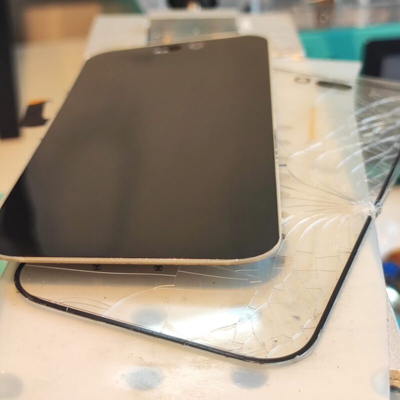 Výmena displeja iPhone 17 Pro – separácia skla v servise iguru.sk