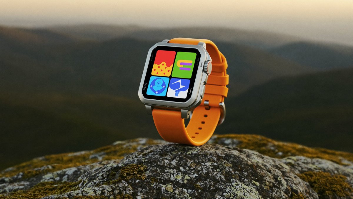 Odolné outdoorové smart hodinky s oranžovým remienkom na skale v horách — Apple Watch Ultra 2 v teréne