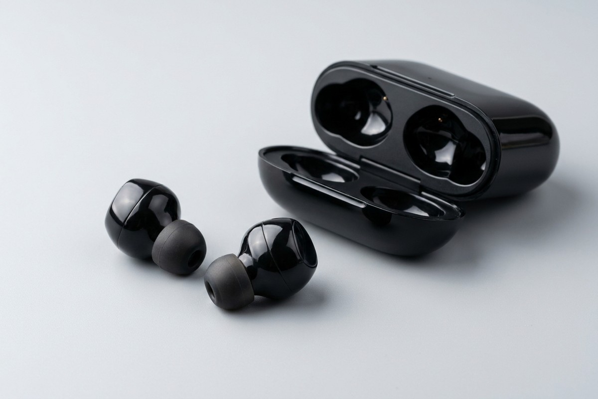 Renovované Samsung Galaxy Buds2 Graphite – detail slúchadla v ruke s viditeľnou dotykovou plochou a silikónovým nadstavcom