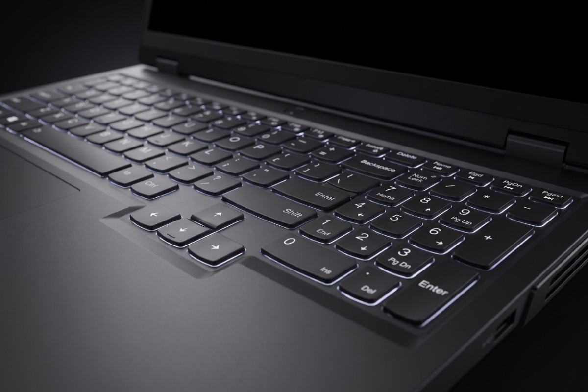 Detail podsvietenej klávesnice s numerickým blokom na hernom notebooku Lenovo Legion 5 15AHP10