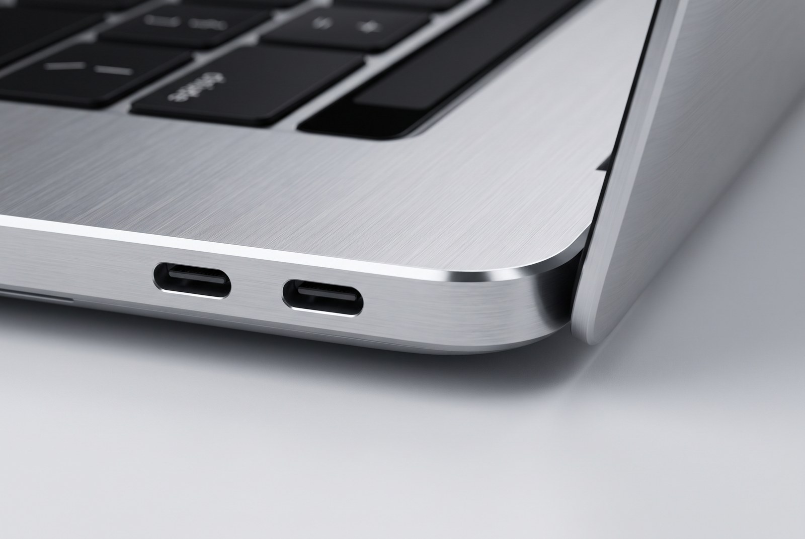Renovovaný MacBook Pro 13 M2 (2022) – detail dvojice portov Thunderbolt USB 4 na striebornej hliníkovej hrane