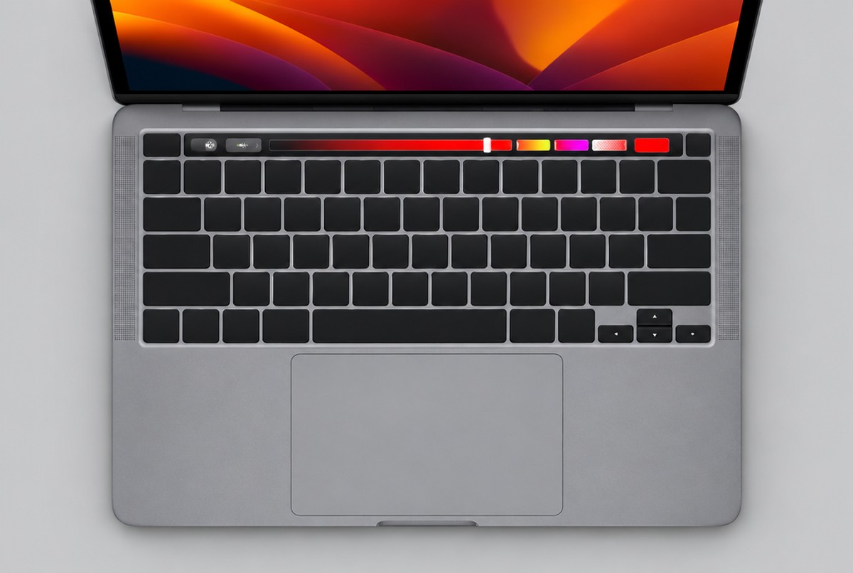 Touch Bar a klávesnica renovovaného MacBooku Pro 13″ M2 (2022) zblízka