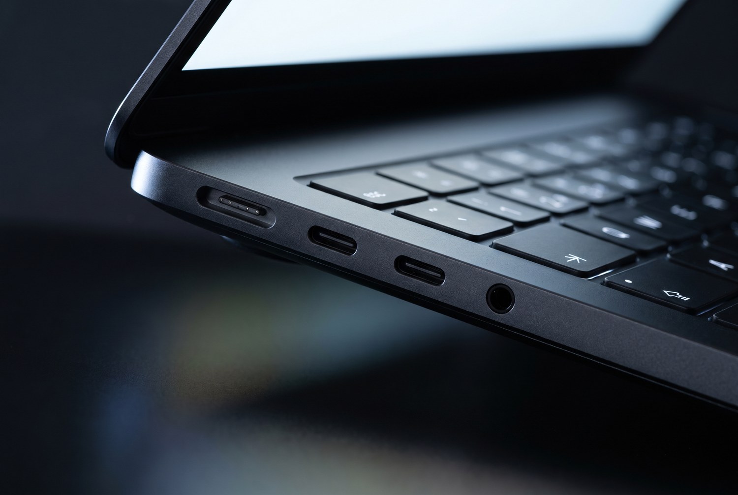 Renovovaný MacBook Pro 14 M3 Pro Space Black – detail portov Thunderbolt 4, HDMI a čítačky kariet SDXC