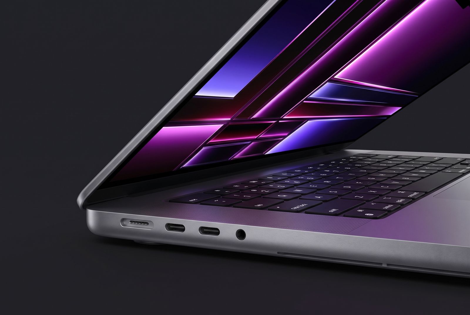 MacBook Pro 16 M2 Pro (2023) – detail portov MagSafe 3, Thunderbolt 4, HDMI a 3,5 mm jacku na hliníkovej hrane