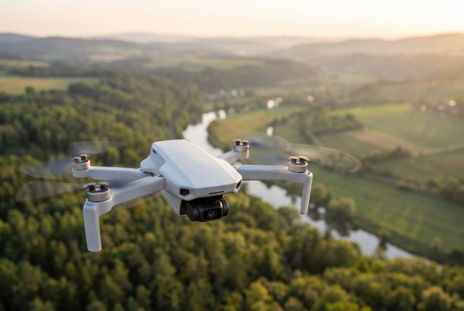 Renovovaný dron s kamerou DJI Mavic Air 2 vo vzduchu nad krajinou