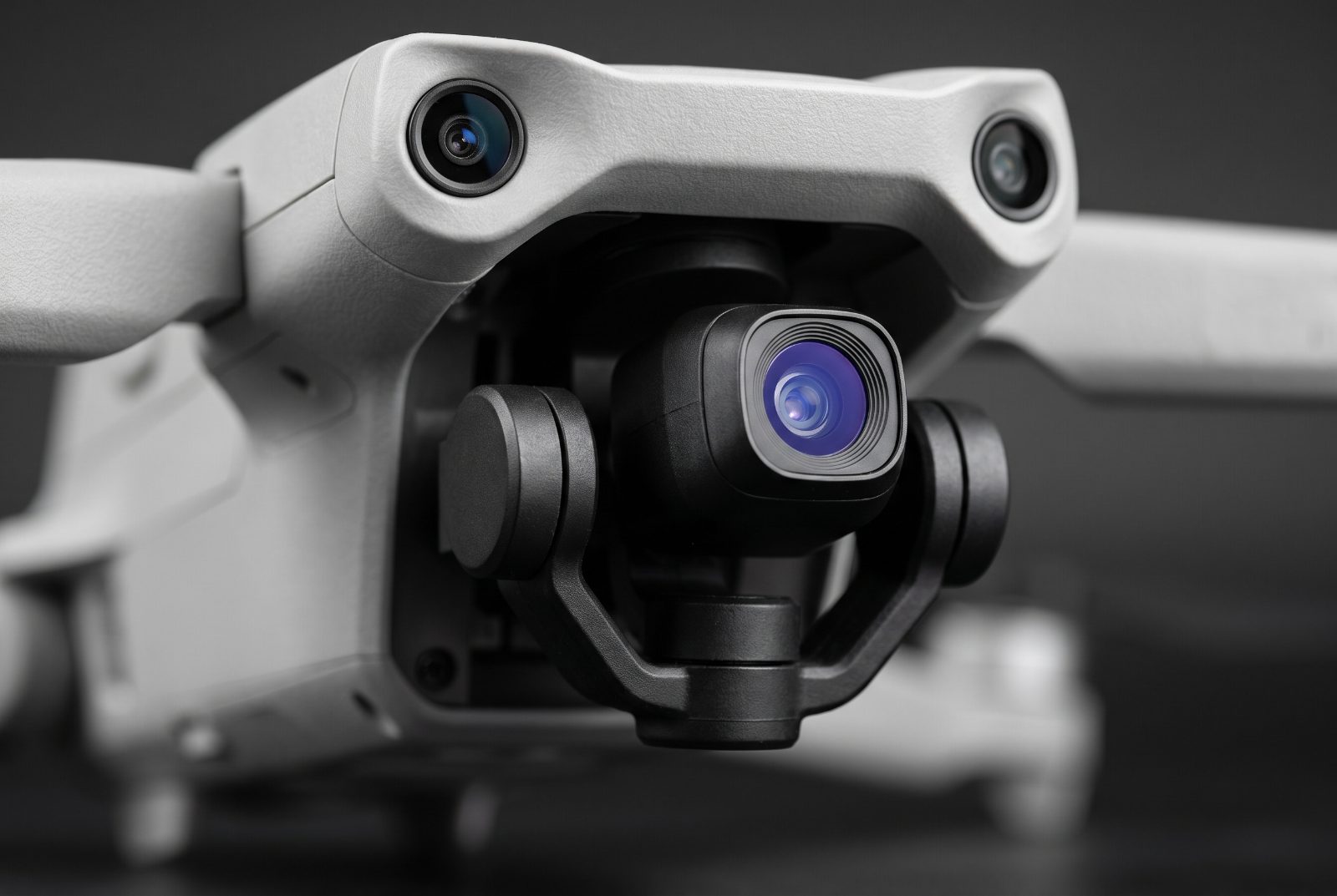 Detail trojosového gimbalu a objektívu drona DJI Mavic Air 2