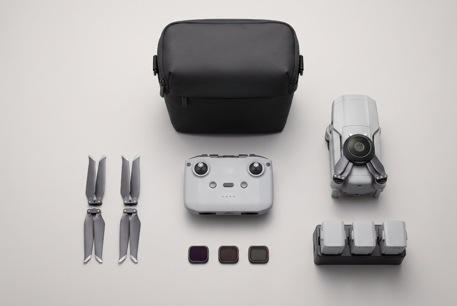 Obsah balenia Fly More Combo drona DJI Mavic Air 2 — taška, nabíjací hub, batérie, vrtule a ND filtre