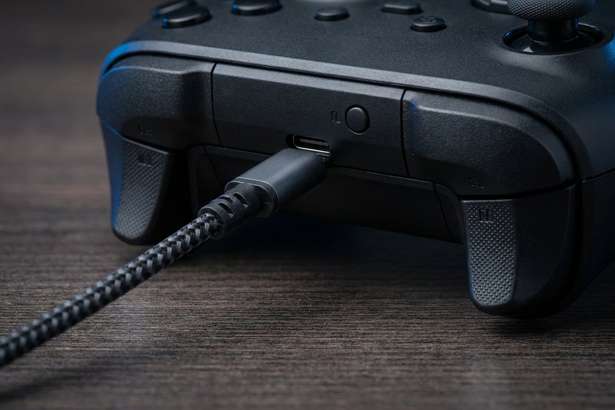 Renovovaný Microsoft Xbox Wireless Controller – detail hybridného D-padu, textúrovaných spúští a portu USB-C