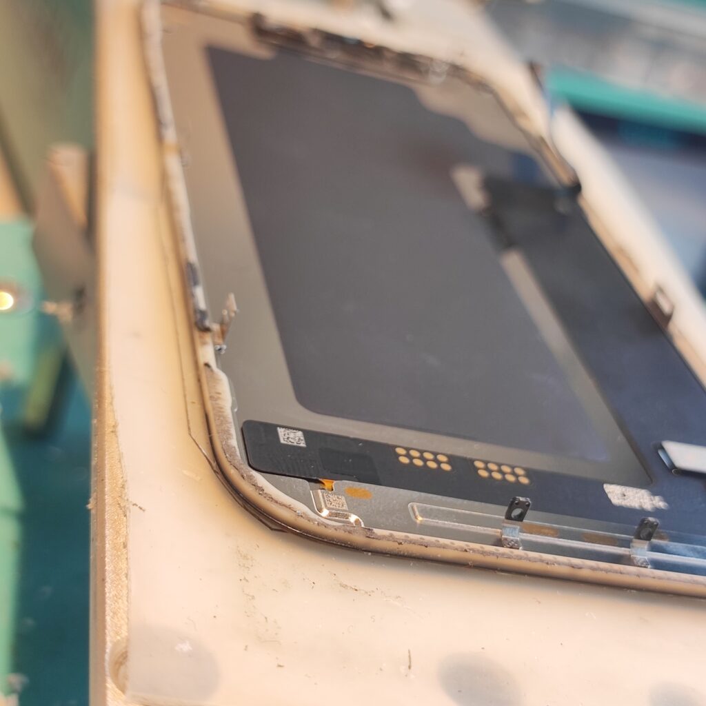 iPhone 17 Pro – originálny displej vybratý z telefónu pred výmenou dotykového skla
