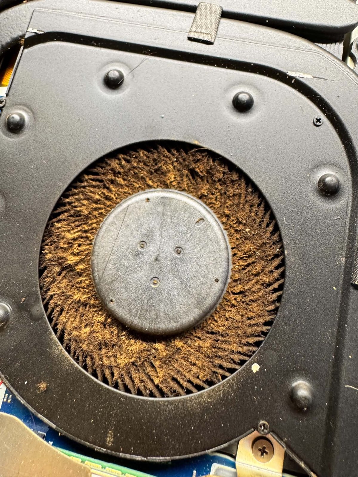 Pred čistením – chladič a ventilátor hernej konzoly úplne zanesené prachom
