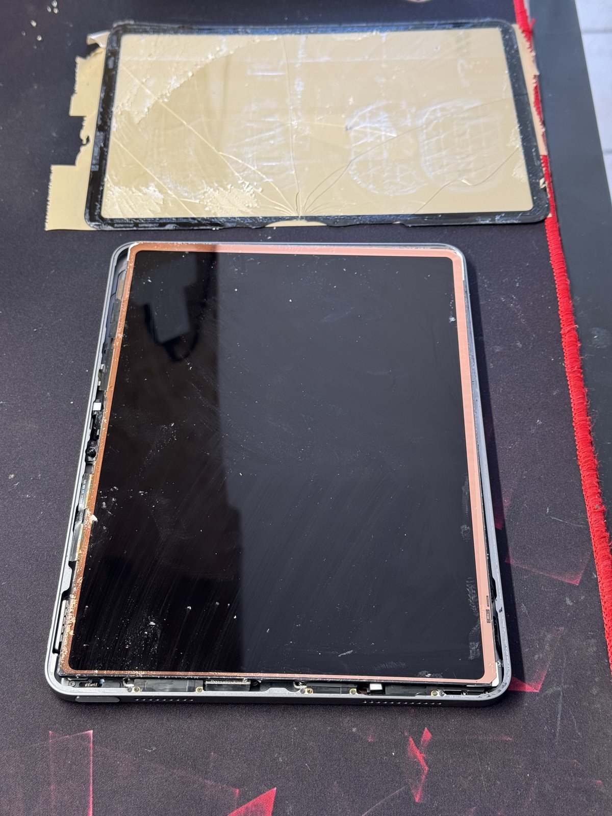 Výmena displeja iPad – prasknutý panel pri demontáži, pripravený na nový displej