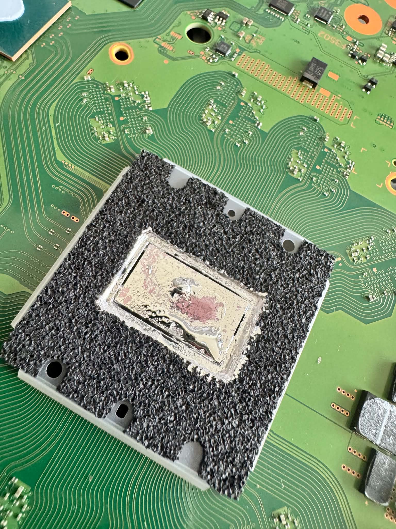 Zoxidovaný a roztečený tekutý kov na jadre procesora PS5 – čip sa nechladí