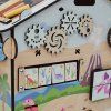 Montessori "Activity Board" osvětlený domeček Dino 010