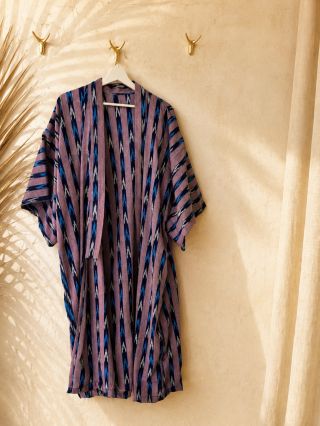 Kimono, které působí nenuceně a přitom dokonale ✨ Výrazný ikat vzor, splývavý střih a vibe nekonečného léta. Stačí...