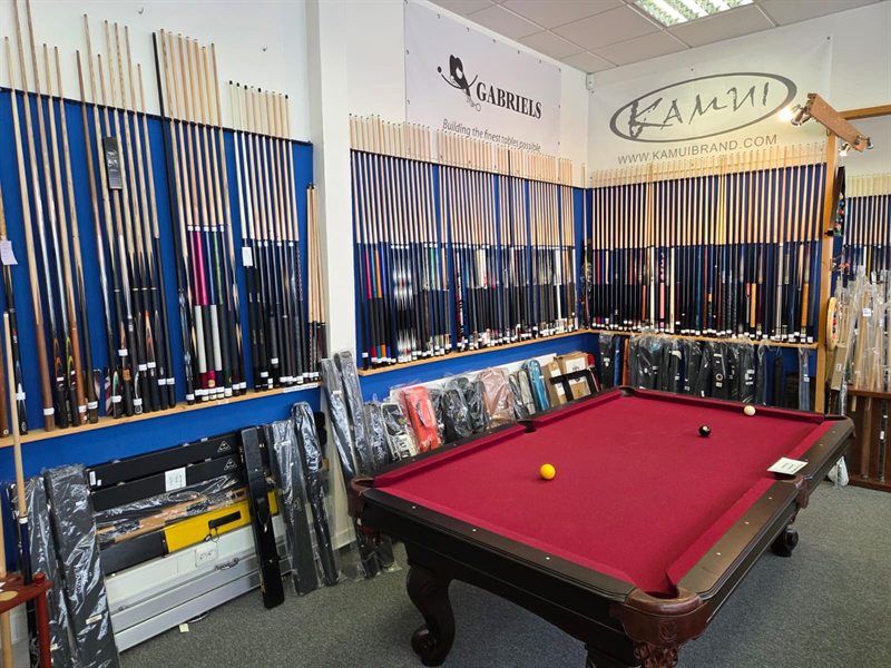 Kulečníková tága a stůl v showroomu iKulečník