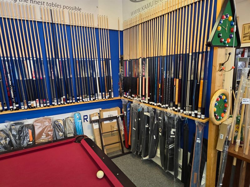 Výběr kulečníkových tág v showroomu iKulečník