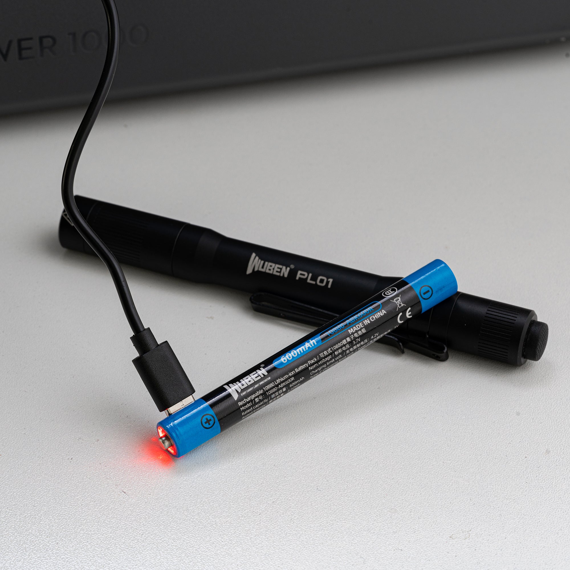 Nabíjanie akumulátora PL01 cez USB-C priamo na článku – ilustračná fotografia výrobcu