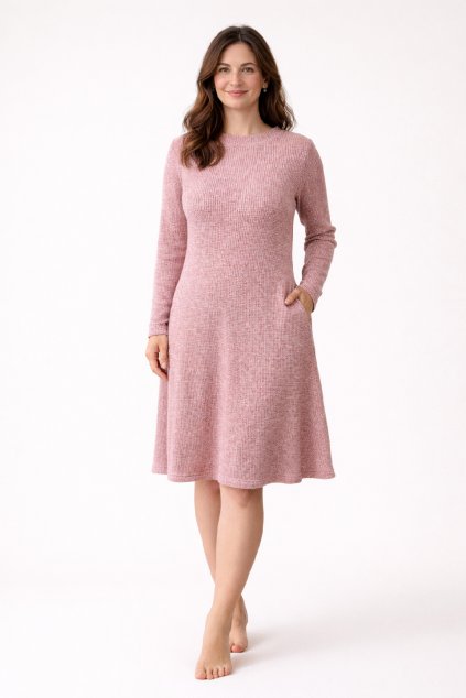 Žena v růžových pletených šatech