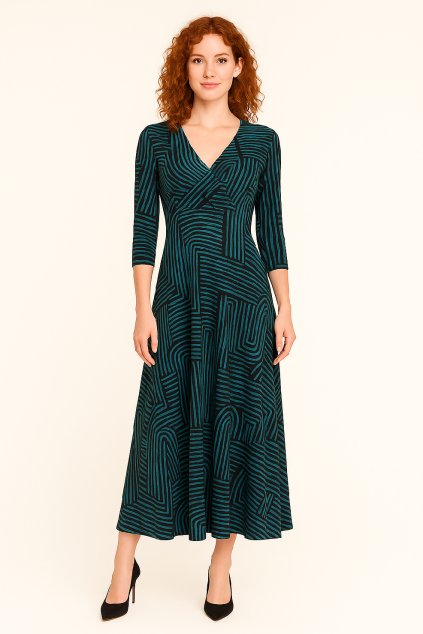 Modelka v maxi šatech s abstraktním vzorem