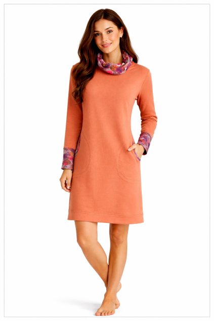 Mladá žena v terrakotové šatech