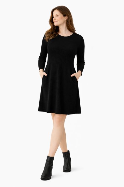 Modelka v černých šatech na bílem pozadí