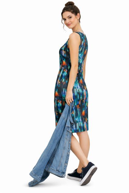 Mladá žena v pestrobarevném modelu