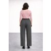 Stylová žena v šedých kalhotách