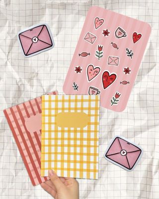 Dobrá zpráva! E-shop se pomalu plní novinkami a já už v hlavě (a na stole!) tvořím další věci, které vám (doufám) udělají...