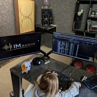 Studio není jen o zvuku. Je i o atmosféře. Pokud chceš podobný panel do svého prostoru, napiš mi zprávu. #homestudio...