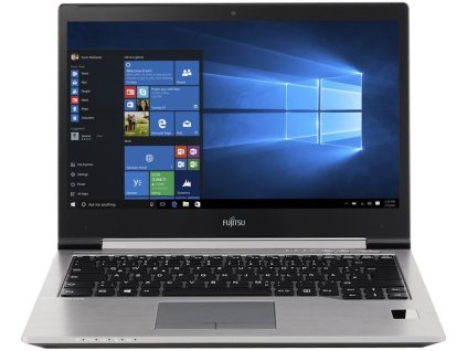 Fujitsu LifeBook U745 – 14'' repasovaný ultrabook ve stavu B, s HD+ displejem, tenkým stříbrným kovovým tělem a systémem Windows 10 na obrazovce. 