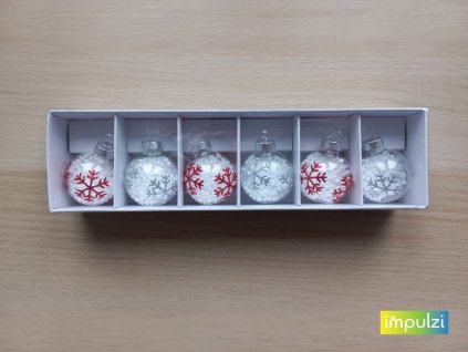 sklenene vianocne gule s vlockami