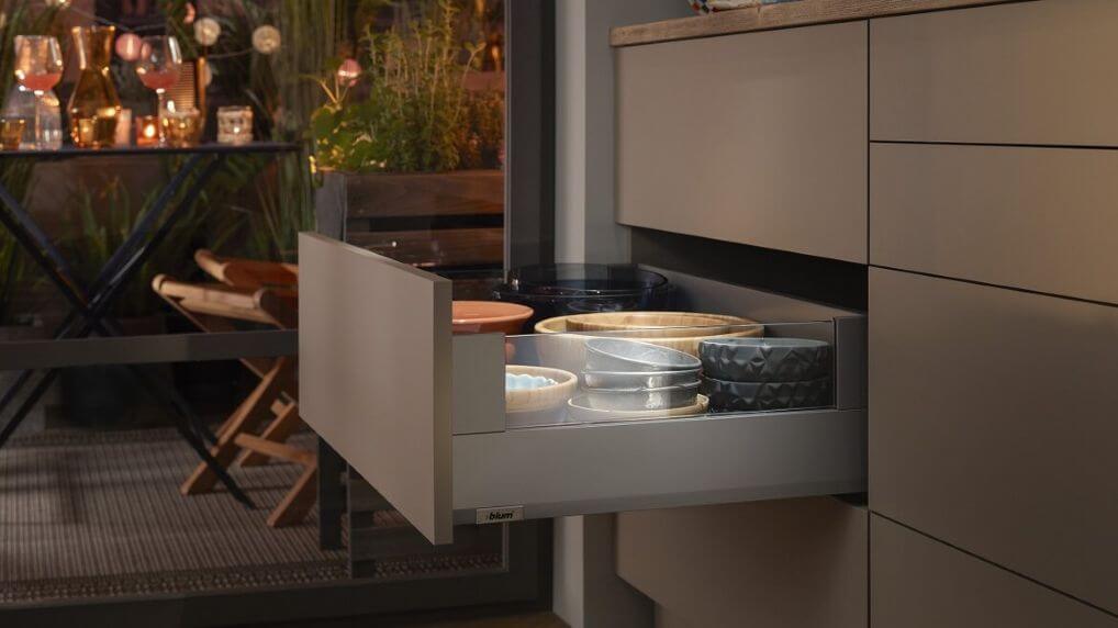 Jak vybrat správné pojezdy na šuplíky?