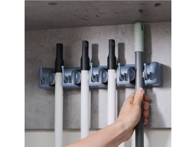 Univerzální věšák na smetáky, mopy šedý