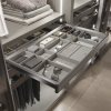 Emuca Quartz organizér zásuvky – eco‑kůže, dřevo, titan detail