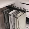 Výsuvný věšák na kalhoty, 11 tyčí, plnovýsuv, černá detail 2