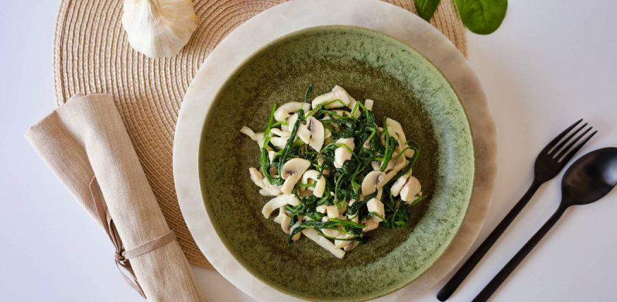 Krémové konjakové penne s kuřecím masem, žampiony a špenátem