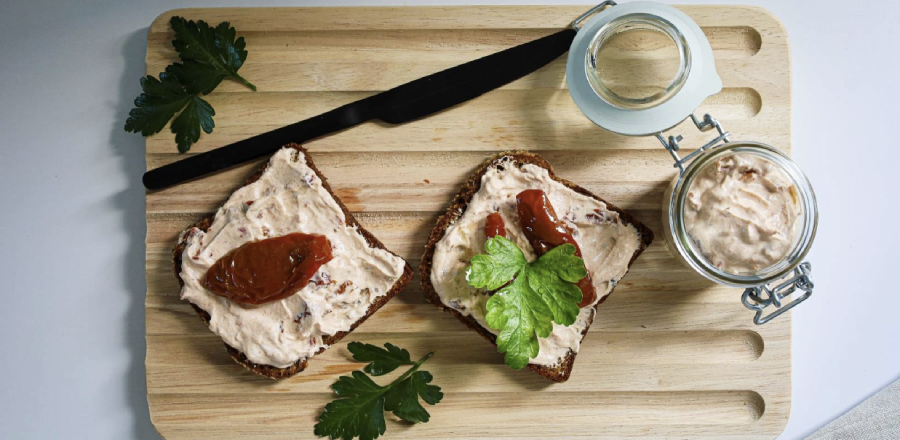 Odlehčená pomazánka s Lučinou a sušenými rajčaty: Hotová za pár minut!