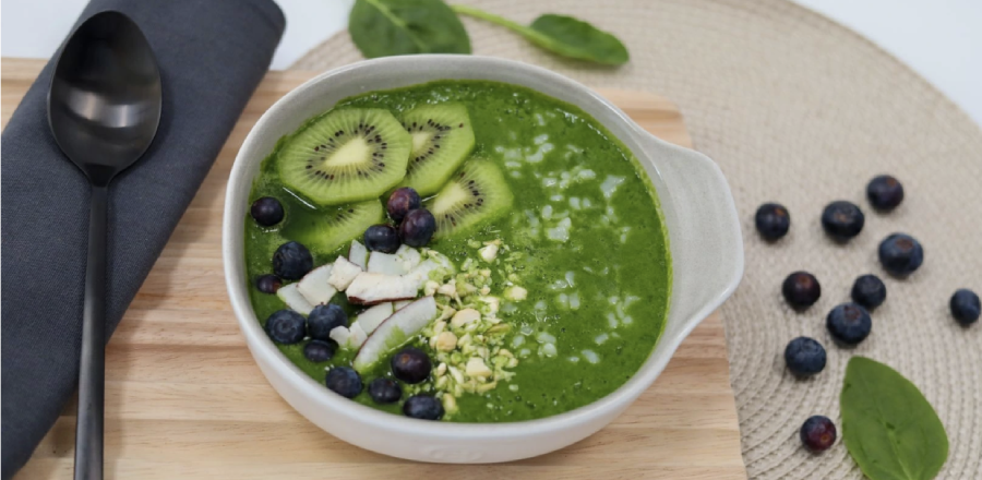 Povzbuzující ranní smoothie bowl: Energie sbalená v misce