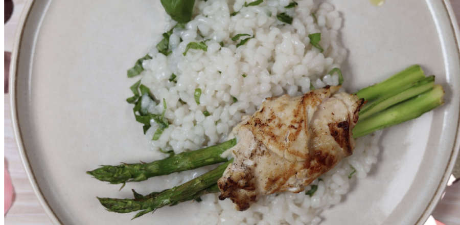 Kuřecí steak s chřestem a bazalkovou rýží: Lehkost v každém soustu