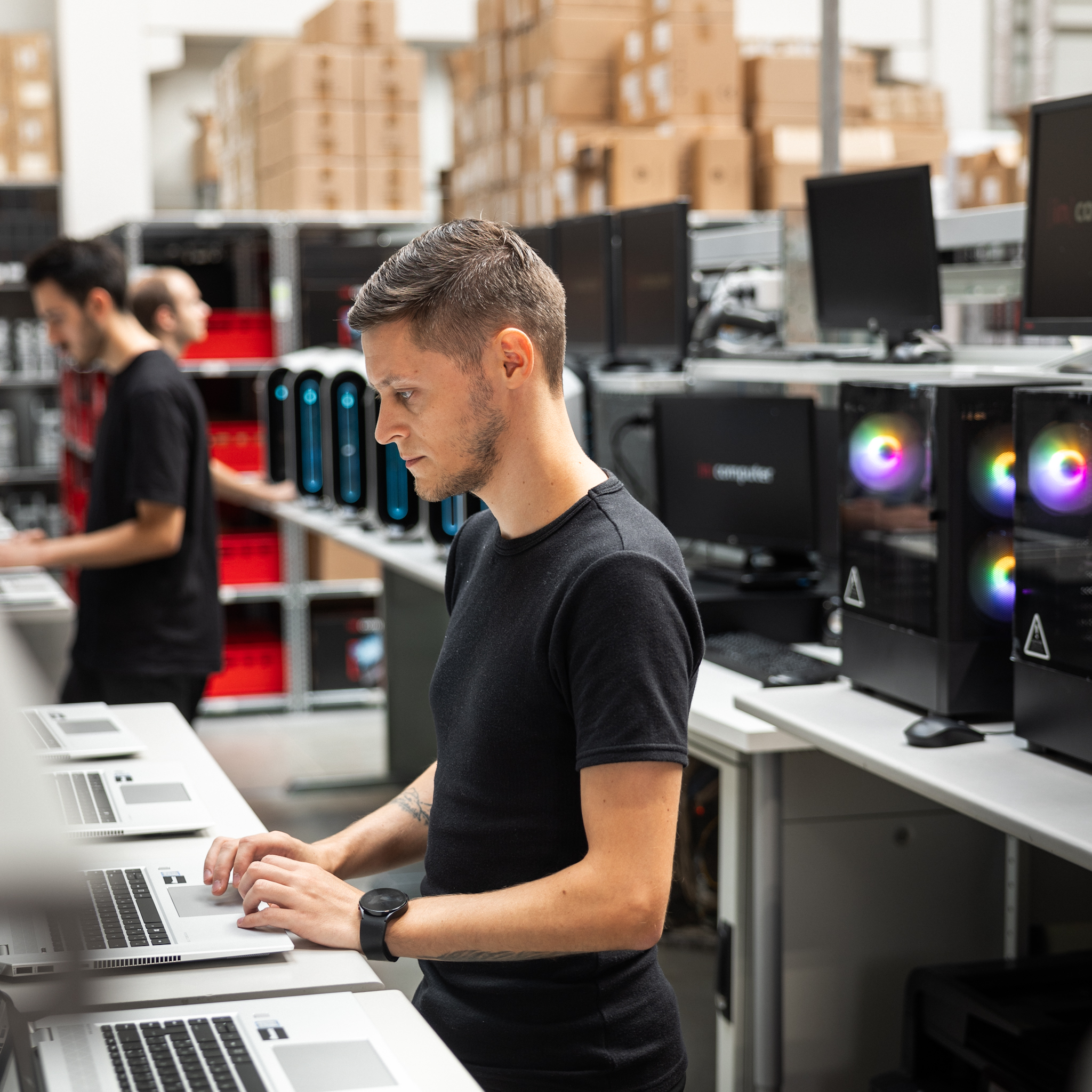 Odborník testuje notebooky při naši přísné kontroly funkčnosti zařízení.