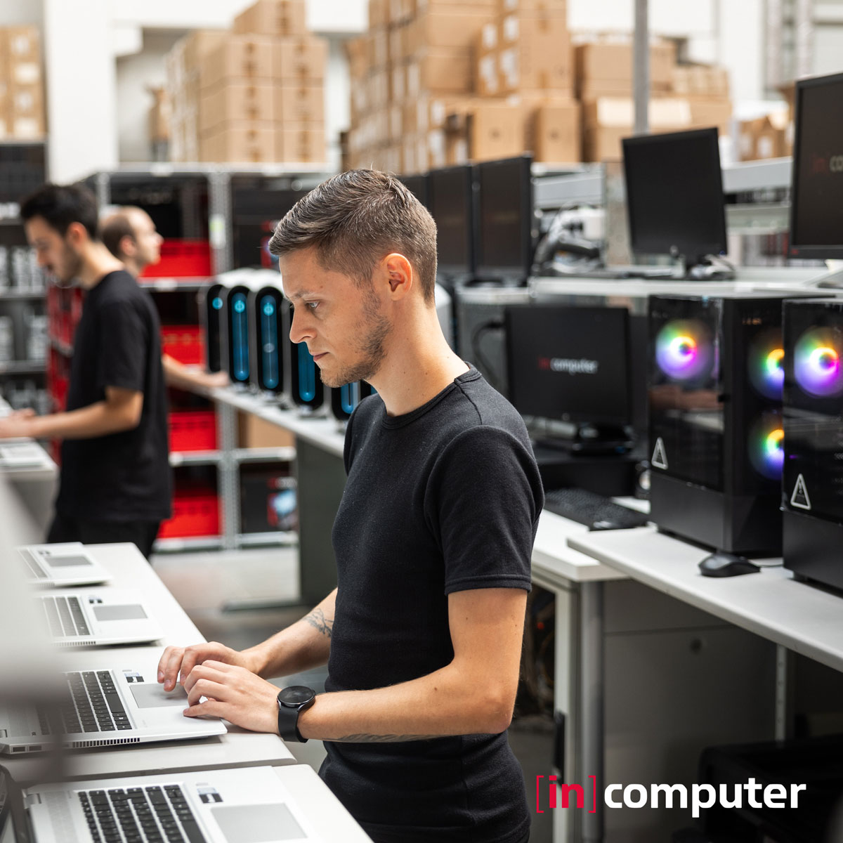 Pracovník inComputer testuje notebook v testovacom centre.