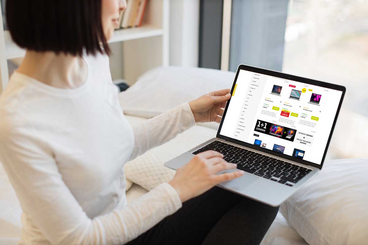 Žena s laptopem si vybírá notebook