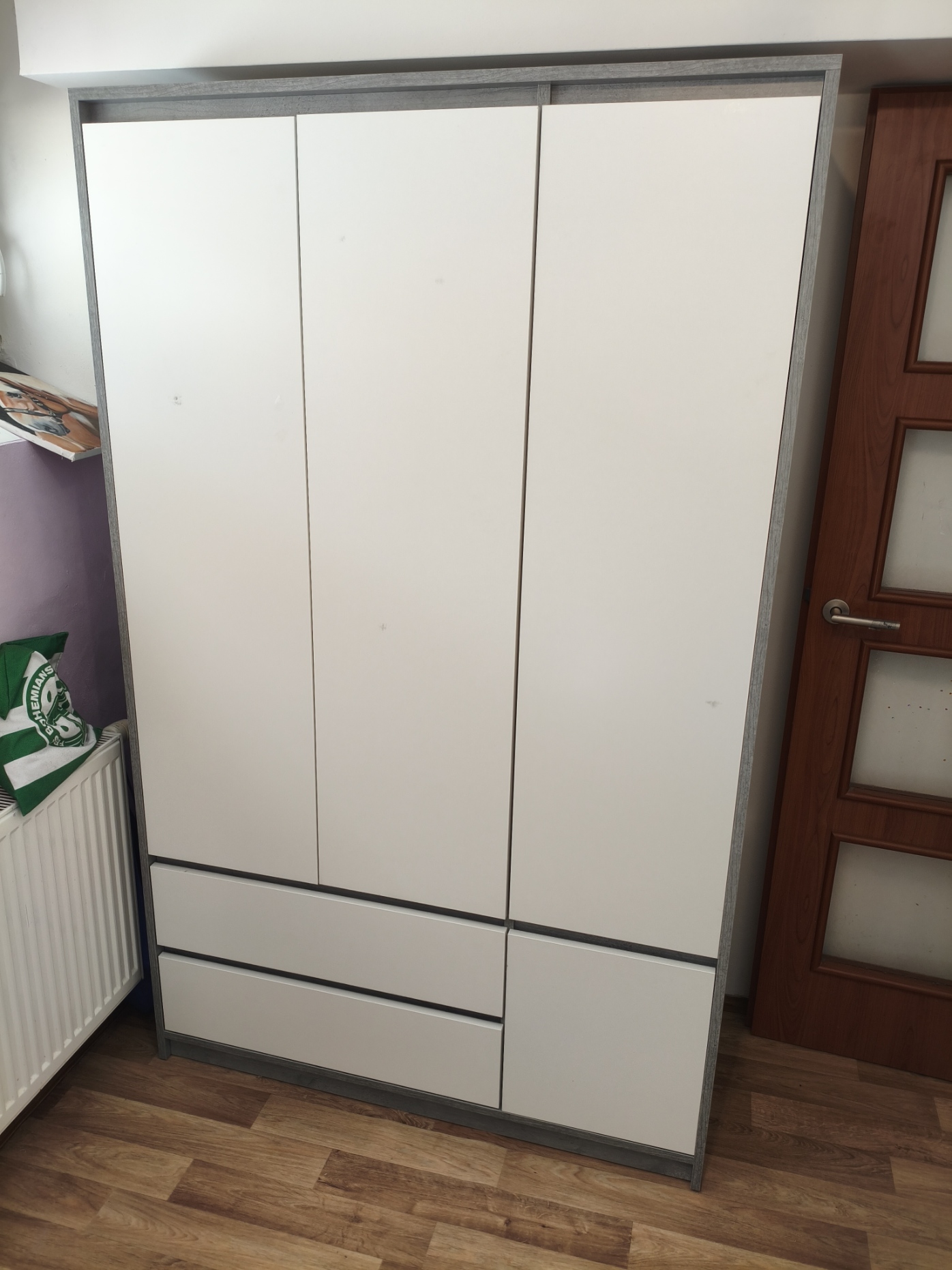 Montáž šatní skříně JYSK a kancelářské židle IKEA v Praze – Nuslích