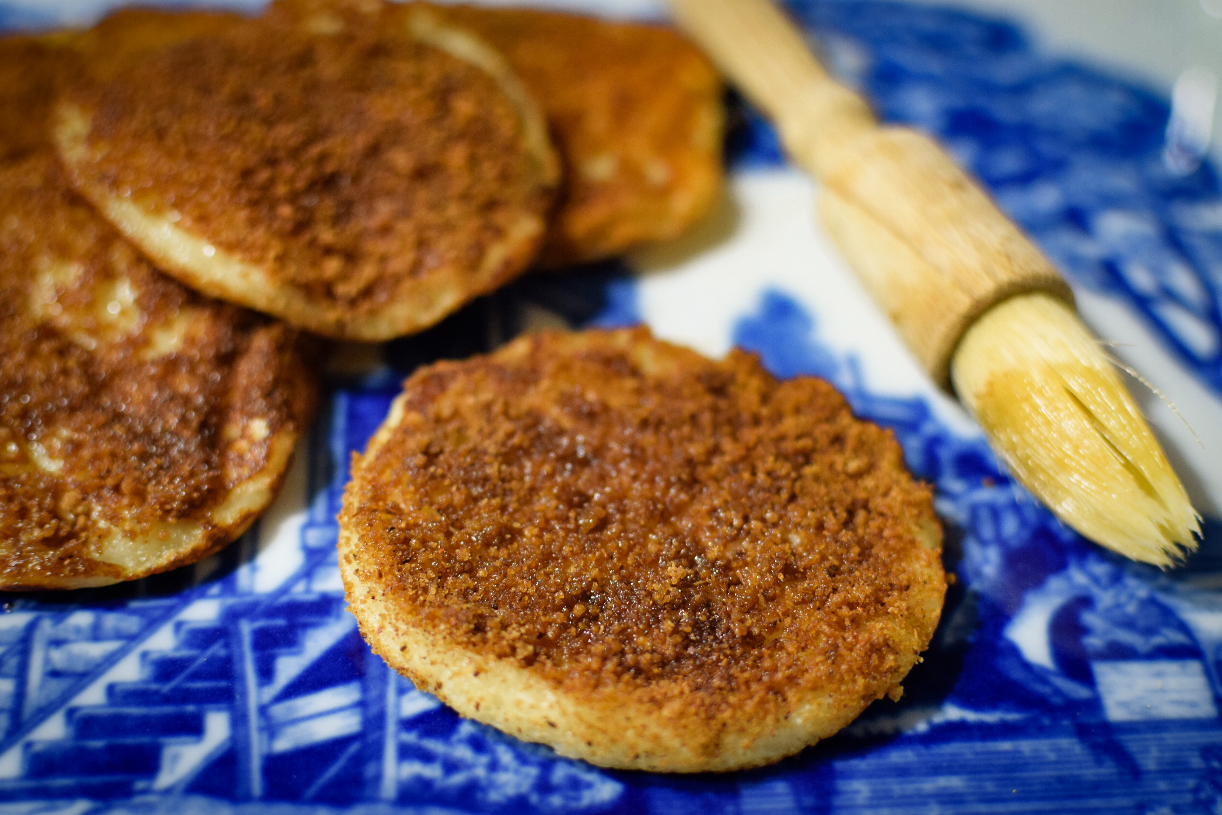 Recept domácí kynuté lívance posypané skořicí a třtinovým cukrem